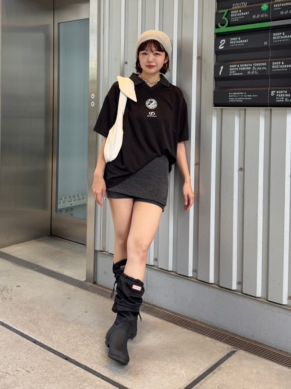 「confirm、Tシャツ、ゲームシャツ、夏服、ZOZO、ZOZOTOWN、ミニスカート、雨の日コーデ、モノトーン、スポーツミックス、レイヤードスタイル、ハーフパンツ、デートコーデ、ショートパンツ」｜「hellamのラメニットビーニー（ニットキャップ/ビーニー、シルバー系）」を使った、UKIさん（骨格ストレート・レディース・155cm）の夏コーディネートの1枚目の写真