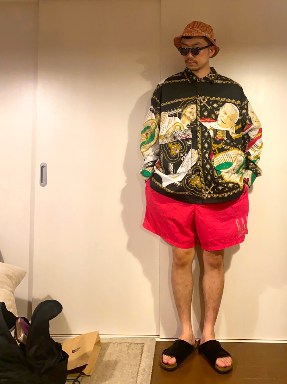 「メンズコーデ、カジュアルコーデ、秋コーデ、大人コーデ、柄シャツ、古着コーデ、シャツ、カラーパンツ、短パン」｜「BIRKENSTOCKの21SS新作■ZURICH/チューリッヒ ブラック (WOMEN)（サンダル、ブラック系）」を使った、メガネおじさんさん（メンズ・176cm）の夏コーディネートの1枚目の写真