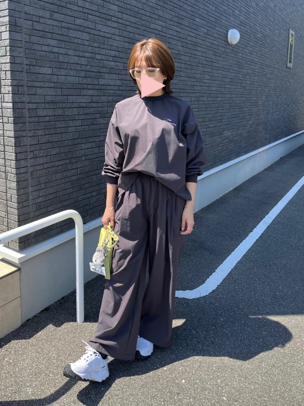 「THOUSAND MILEのアイテム（トップス、グレー系）」を使った、さやんさん（レディース・157cm）の春コーディネートの1枚目の写真
