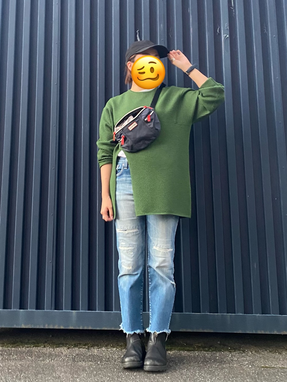 「HUNTERのアイテム（ショルダーバッグ、ブルー系）」を使った、さやんさん（レディース・157cm）の秋コーディネートの1枚目の写真