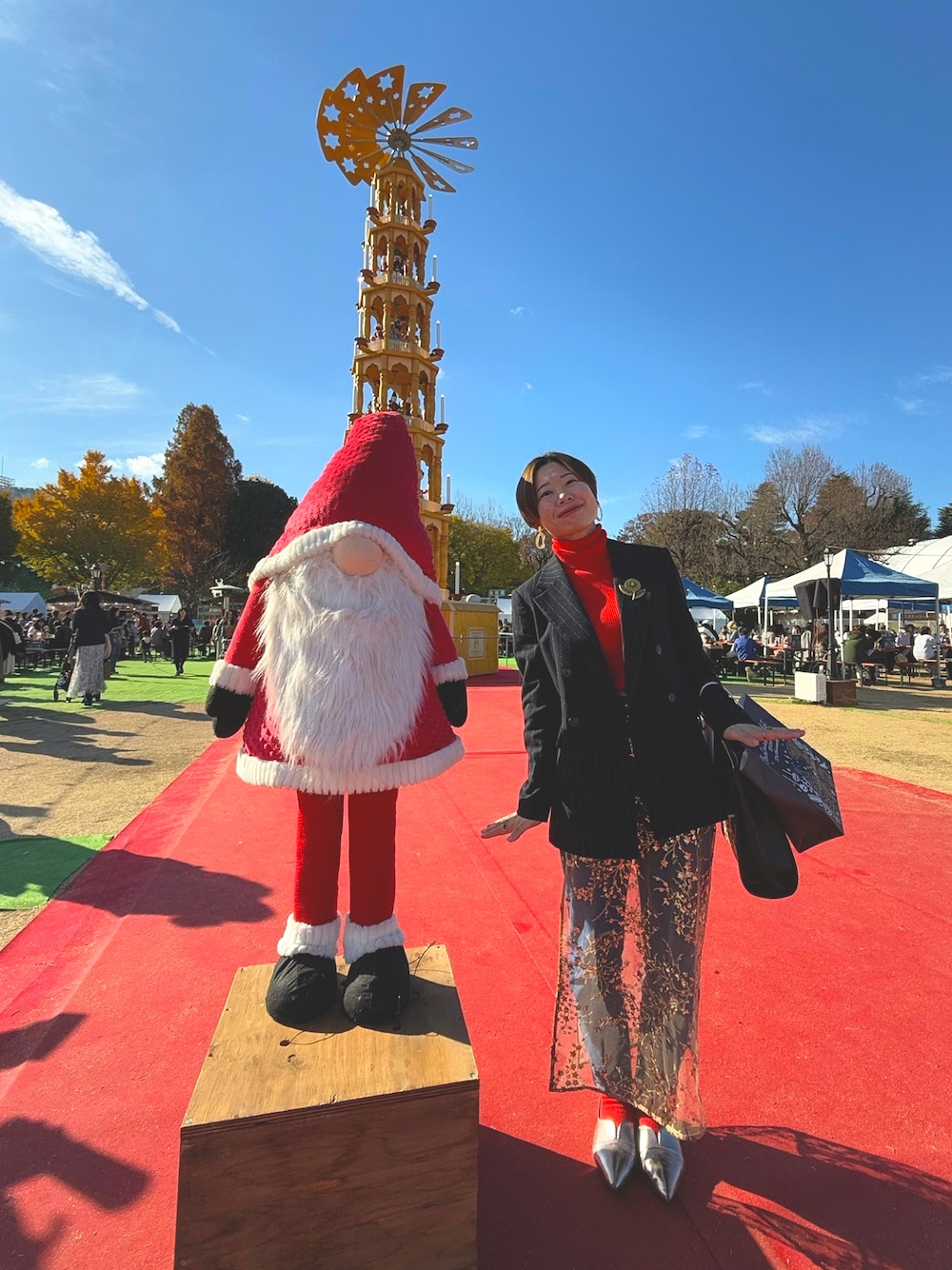 「クリスマスに着たい服、冬のコーデ、ニットコーデ、大人コーデ、赤ニット、パンツコーデ、タートルネック、ジャケット、おしゃれさんと繋がりたい、ジャケットスタイル、ラップスカート、キラキラ、キラキラアイテム、ゴールドアクセ、ゴールドパンプス」｜「ZARAのアイテム（ジャケット/アウター、ブラック系）」を使った、ひーさん（レディース・155cm）の冬コーディネートの1枚目の写真