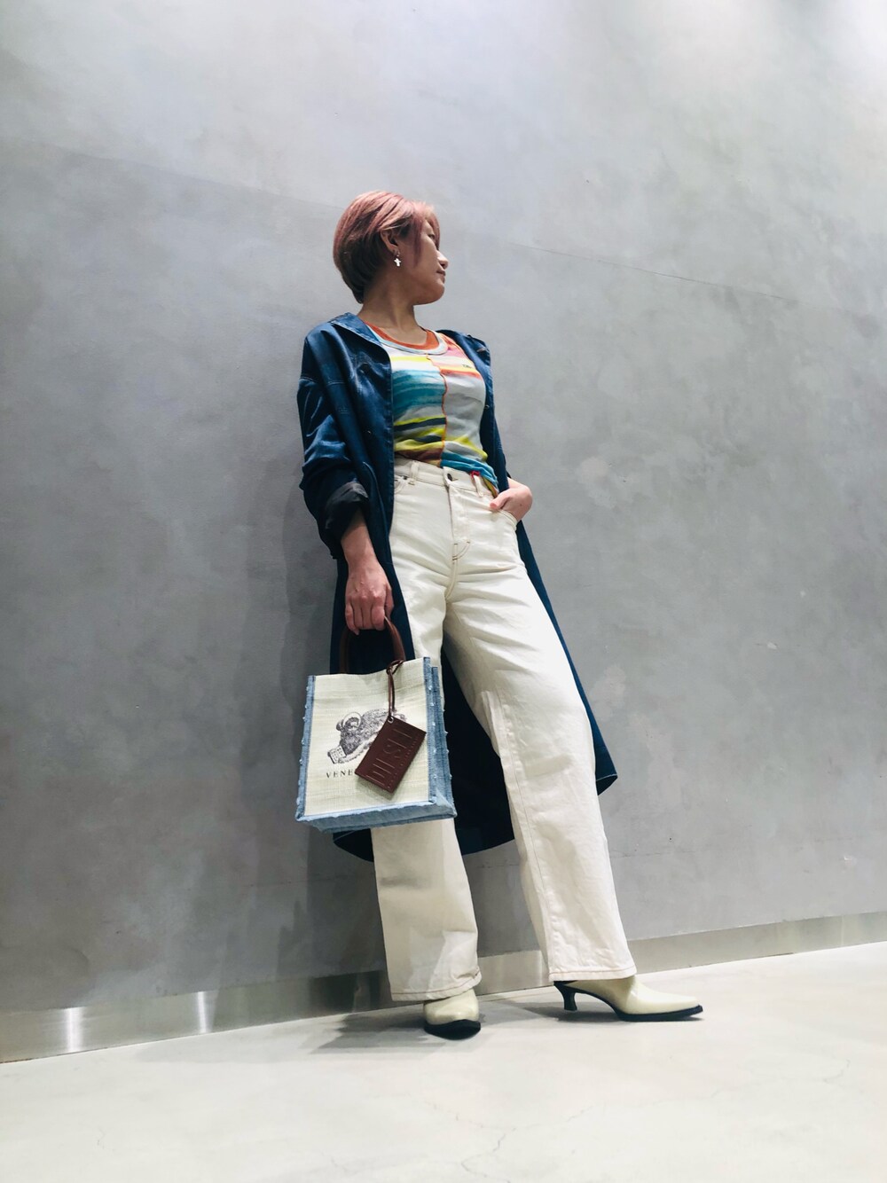 「春服、大人カジュアル、パンツスタイル、シンプルコーデ、でぃーぜるうらわすたっふ」｜「DIESELのレディース カウレザー ミュール（その他シューズ、ホワイト系）」を使った、mdrさん（レディース・162cm）の春コーディネートの1枚目の写真