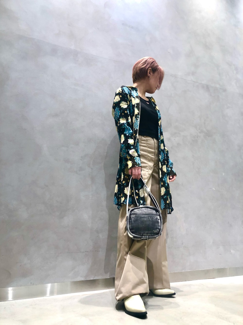 「春夏コーデ、きれいめカジュアル、フレアパンツ、でぃーぜるうらわすたっふ」｜「DIESELのレディース カウレザー ミュール（その他シューズ、ホワイト系）」を使った、mdrさん（レディース・162cm）の春コーディネートの1枚目の写真