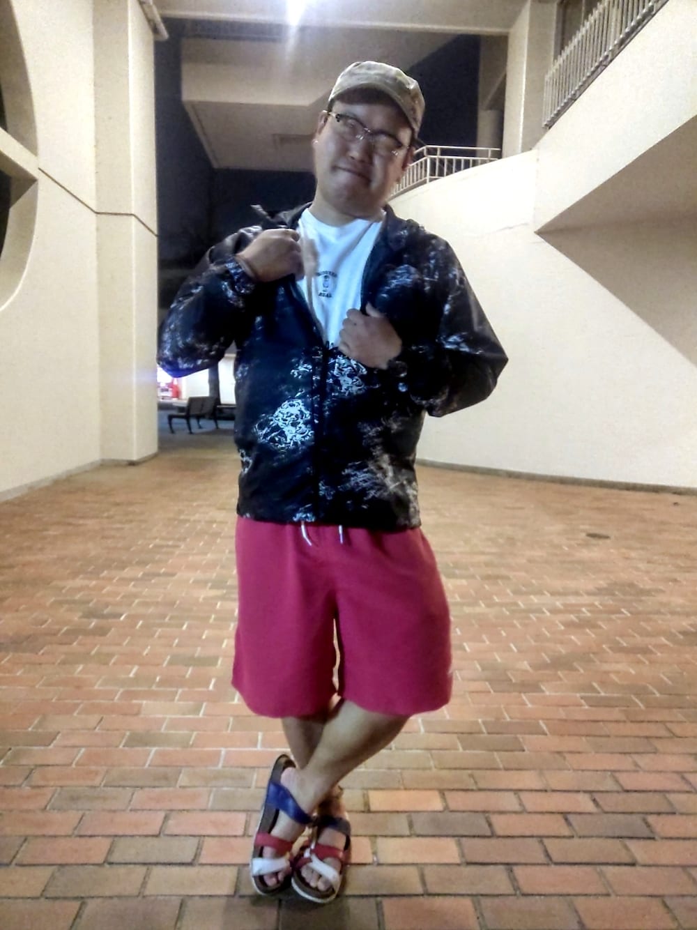 「2023年初投稿、パーカー×ショートパンツ、Oakley、stussy、ヒッピースタイル、フェススタイル、アウトドアスタイル、リラックススタイル、人間ゆるキャラコーデ、人間ゆるキャラの休日」｜「Cosbyのアイテム（サンダル、その他）」を使った、チャッピー＠人間ゆるキャラシンガーさん（メンズ・172cm）の春コーディネートの1枚目の写真
