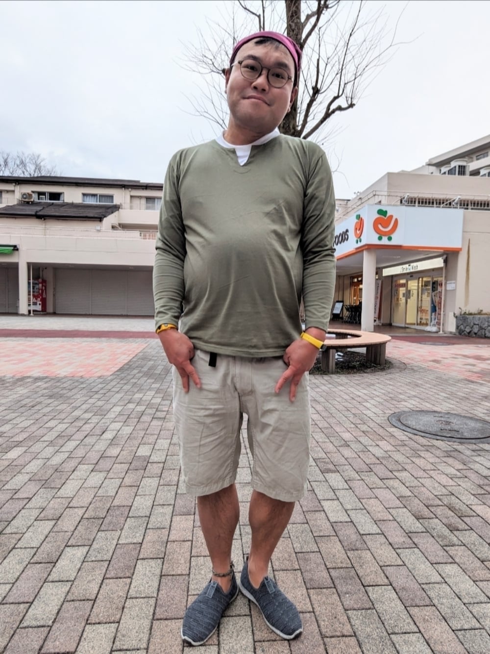「シンプルコーデ、知的コーデ、きれいめカジュアル、リゾートスタイル、キーネック、レイヤードスタイル、ハーフパンツ、人間ゆるキャラコーデ、人間ゆるキャラの休日」｜「GUの（GU）コットンイージーショーツ（パンツ、ベージュ系）」を使った、チャッピー＠人間ゆるキャラシンガーさん（メンズ・172cm）の夏コーディネートの1枚目の写真