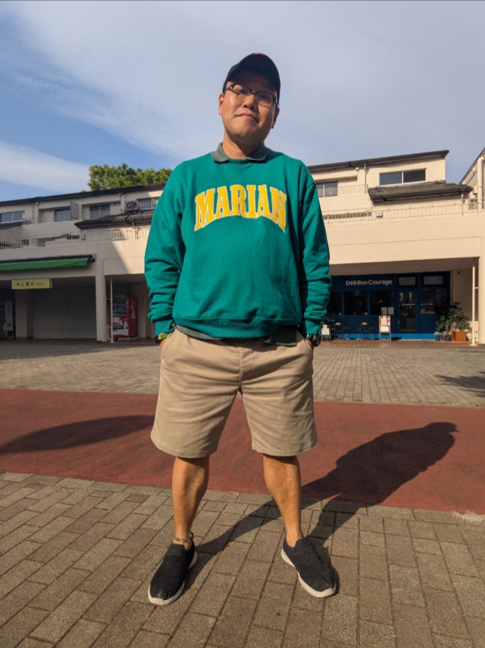 「ストリートコーデ、スポーツミックス、お出かけコーデ、リラックススタイル、みどりがすき。、グリーンオングリーン、スウェット、ポロシャツ、人間ゆるキャラコーデ、人間ゆるキャラの休日」｜「JACKROSEのJE-MARIANロゴカレッジクルースウェット（スウェット、グリーン系）」を使った、チャッピー＠人間ゆるキャラシンガーさん（メンズ・172cm）の春コーディネートの1枚目の写真