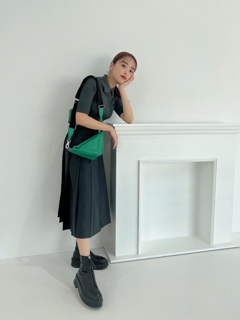 「PRADAのアイテム（ニット/セーター、グレー系）」を使った、近藤千尋さん（レディース・160cm）の春コーディネートの1枚目の写真