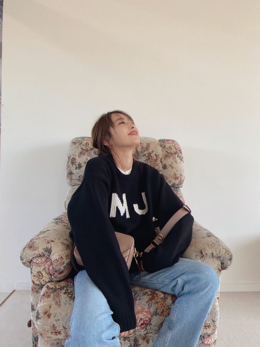 「MARC JACOBSのアイテム（ニット/セーター、ブルー系）」を使った、近藤千尋さん（レディース・160cm）の秋コーディネートの1枚目の写真
