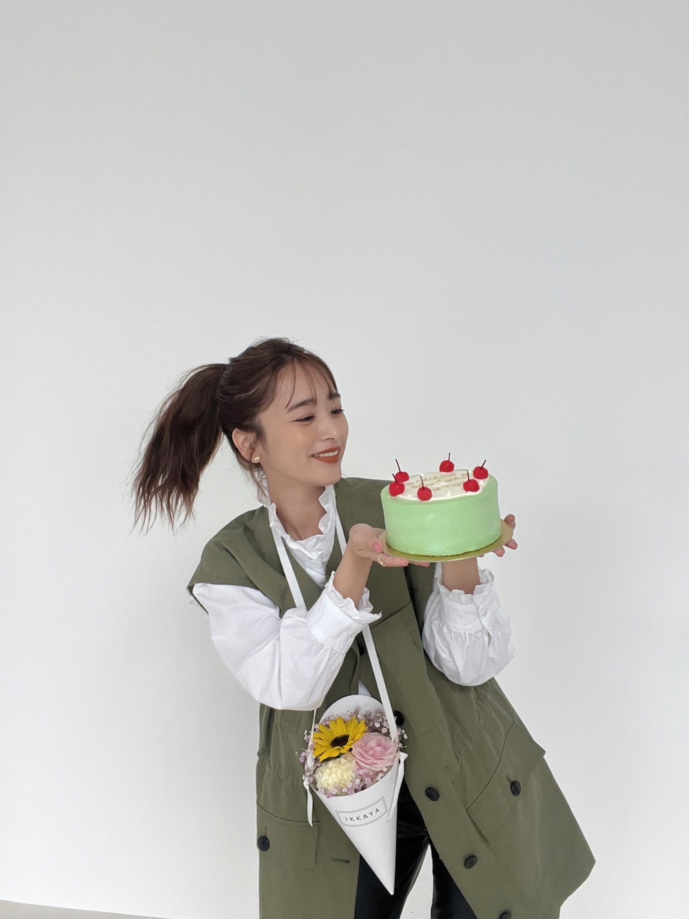 「Whim Gazetteの【THE PAUSE】ミリタリーロングジレ（ベスト、グリーン系）」を使った、近藤千尋さん（レディース・160cm）の春コーディネートの1枚目の写真