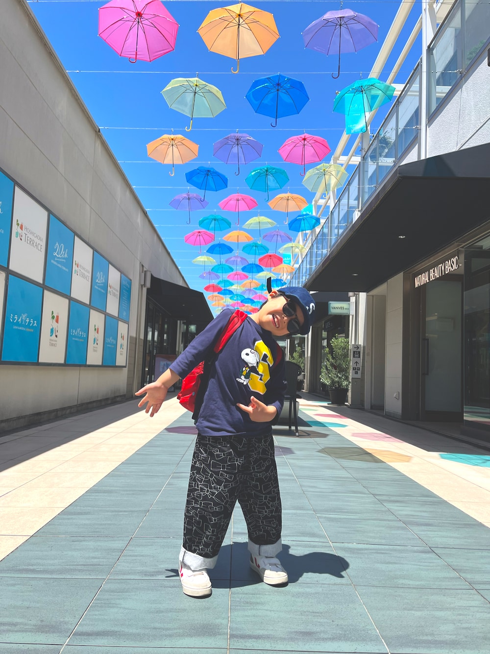 「LOWRYS FARMのアイテム（パンツ、ブラック系）」を使った、kaaiさん（キッズ・100cm）の春コーディネートの1枚目の写真