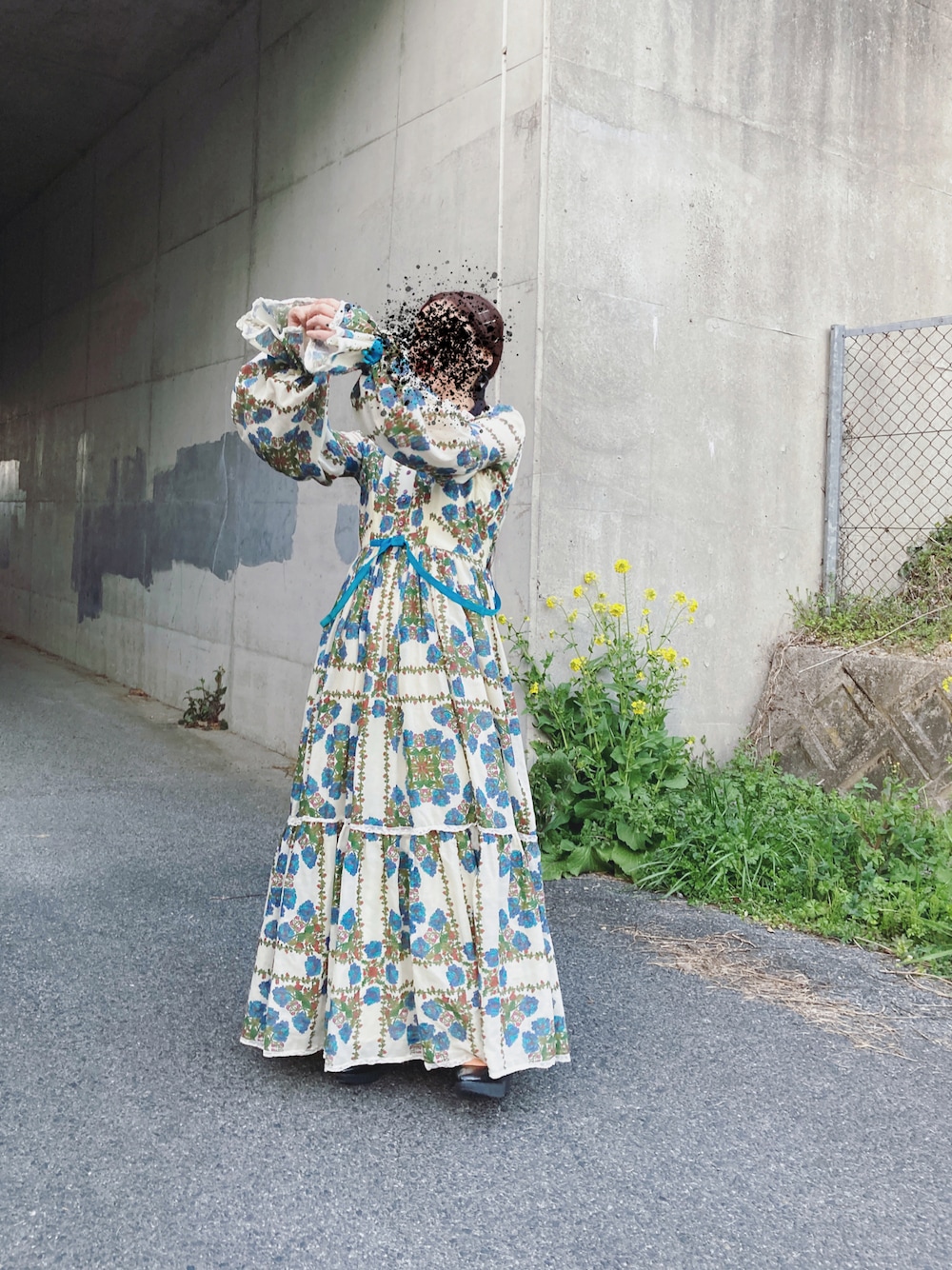 「古着、メルカリ、古着ワンピース、レトロワンピース、ヴィンテージワンピース、花柄ワンピース、ヨーロッパ古着、レトロ、ロマンチック、vintage、vintage style、vintage dress、古着コーデ、古着女子、古着屋」｜「古着のアイテム（ワンピース/ドレス、ホワイト系）」を使った、Yotchさん（レディース・163cm）の春コーディネートの1枚目の写真