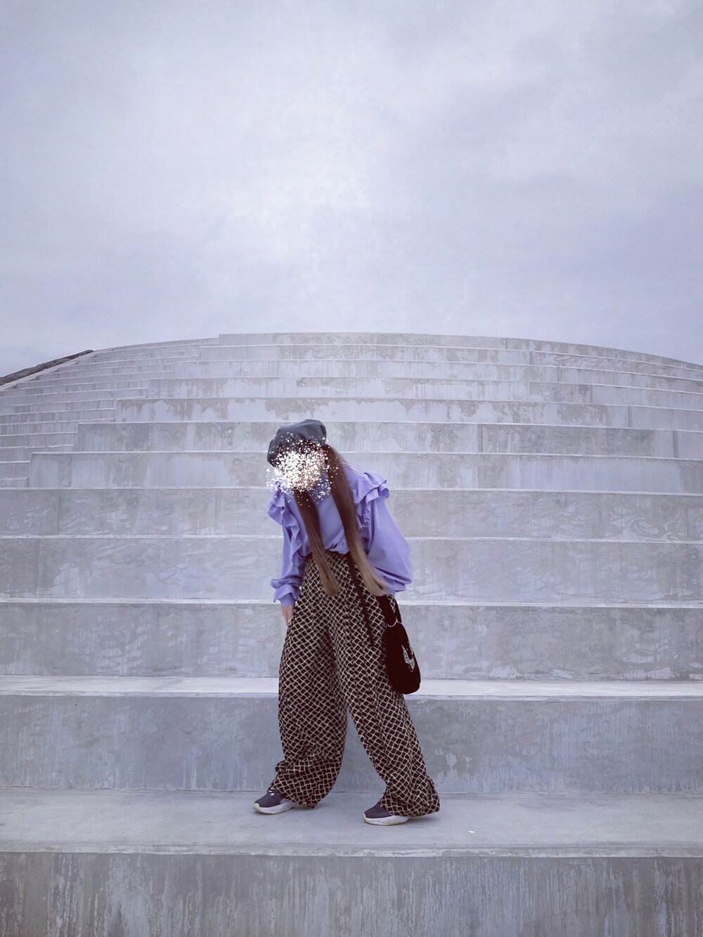 「古着、メルカリ、古着パンツ、ワイドパンツ、ボリュームパンツ、バルーンパンツ、ラッフルフリル、フリルトップス、柄パンツ、古着MIX、古着コーデ、古着女子、古着屋、used、used mix」｜「古着のアイテム（その他パンツ、ブラック系）」を使った、Yotchさん（レディース・163cm）の春コーディネートの1枚目の写真