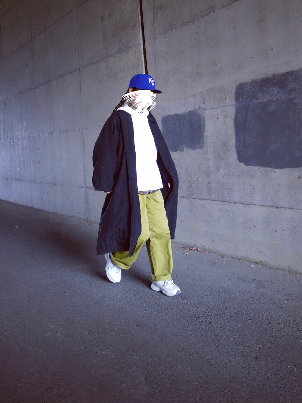 「古着、カラーパンツ、キャップ、パーカー、オーバーサイズ、メンズライク、古着コーデ、メルカリ、ナイロンコート、黒コート、メンズライクコーデ、古着女子、メンズコート、コート×パーカー、古着コート」｜「🆙メルカリ出品中のアイテム（ステンカラーコート、ブラック系）」を使った、Yotchさん（レディース・163cm）の秋コーディネートの1枚目の写真