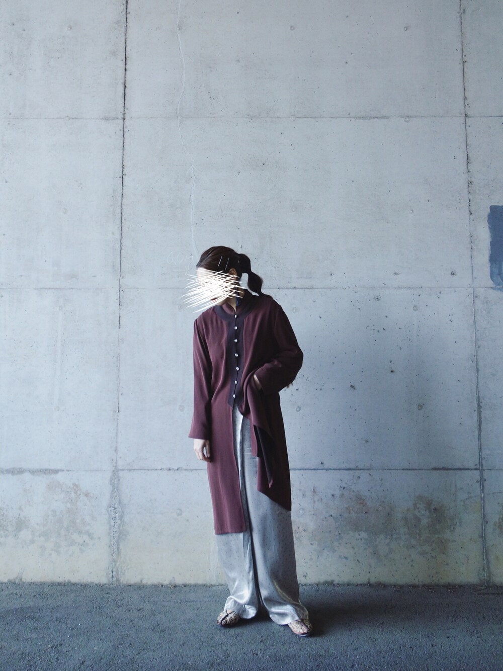 「古着、メルカリ、古着シャツ、ロングシャツ、チャイナカラー、サテンパンツ、ワイドパンツ、タックパンツ、古着パンツ、チャイナシューズ、古着コーデ、古着女子、レトロコーデ、大人古着、古着屋」｜「古着のアイテム（シャツ/ブラウス、ブラウン系）」を使った、Yotchさん（レディース・163cm）の冬コーディネートの1枚目の写真