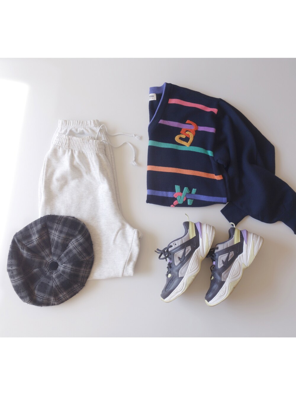 「古着、メルカリ、古着ニット、レトロニット、Vネックニット、柄ニット、アップリケ、スウェットパンツ、キャスケット、ナイキスニーカー、M2Kテクノ、置き画、古着コーデ、古着MIX、古着女子」｜「古着のアイテム（ニット/セーター、ブルー系）」を使った、Yotchさん（レディース・163cm）の冬コーディネートの1枚目の写真