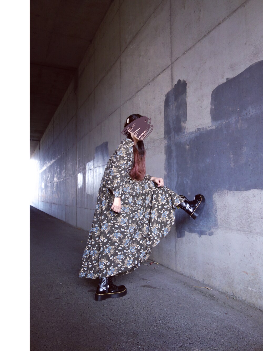 「古着、メルカリ、古着ワンピ、古着ワンピース、花柄ワンピース、ロングワンピース、ワンピース、ローラアシュレイ、Laula Ashley、レトロワンピース、レトロワンピ、レースアップブーツ、秋コーデ、古着コーデ、古着女子」｜「古着のアイテム（ワンピース/ドレス、ブラウン系）」を使った、Yotchさん（レディース・163cm）の秋コーディネートの1枚目の写真