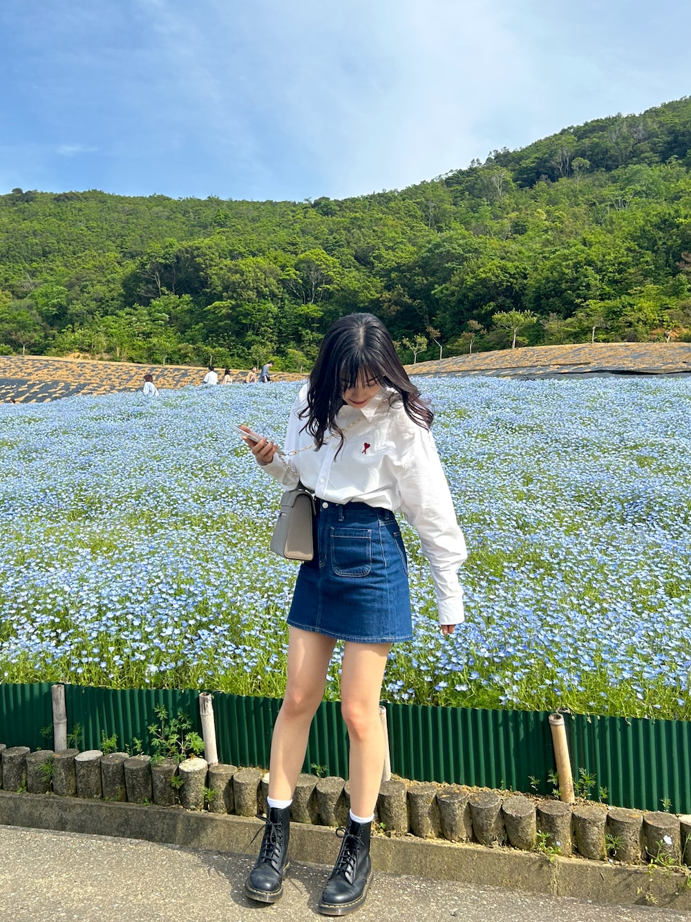 「春夏コーデ、お出かけコーデ、大人カジュアル、シャツスタイル、シンプルコーデ、デニムスカート、白シャツ、高身長女子、ショートブーツ、ミニスカート、ガーリーカジュアル」｜「MOUSSYのアイテム（デニムスカート、ブルー系）」を使った、asukaさん（レディース・163cm）の春コーディネートの1枚目の写真