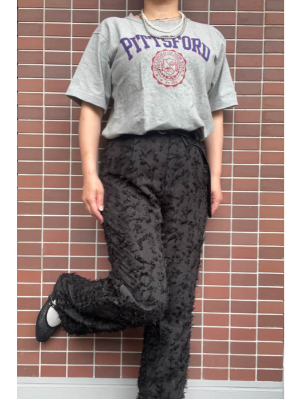 「大人カジュアル、夏コーデ、シンプルコーデ、チョーカー、パールネックレス、ロングネックレス、ロゴT、スウェットT、Champion、ジャガードパンツ、メリージェーンシューズ、メッシュ、ペタンコパンプス、GU」｜「ear PAPILLONNERのウェーブチョーカー（チョーカー、シルバー系）」を使った、猫山さん（レディース・161cm）の夏コーディネートの1枚目の写真