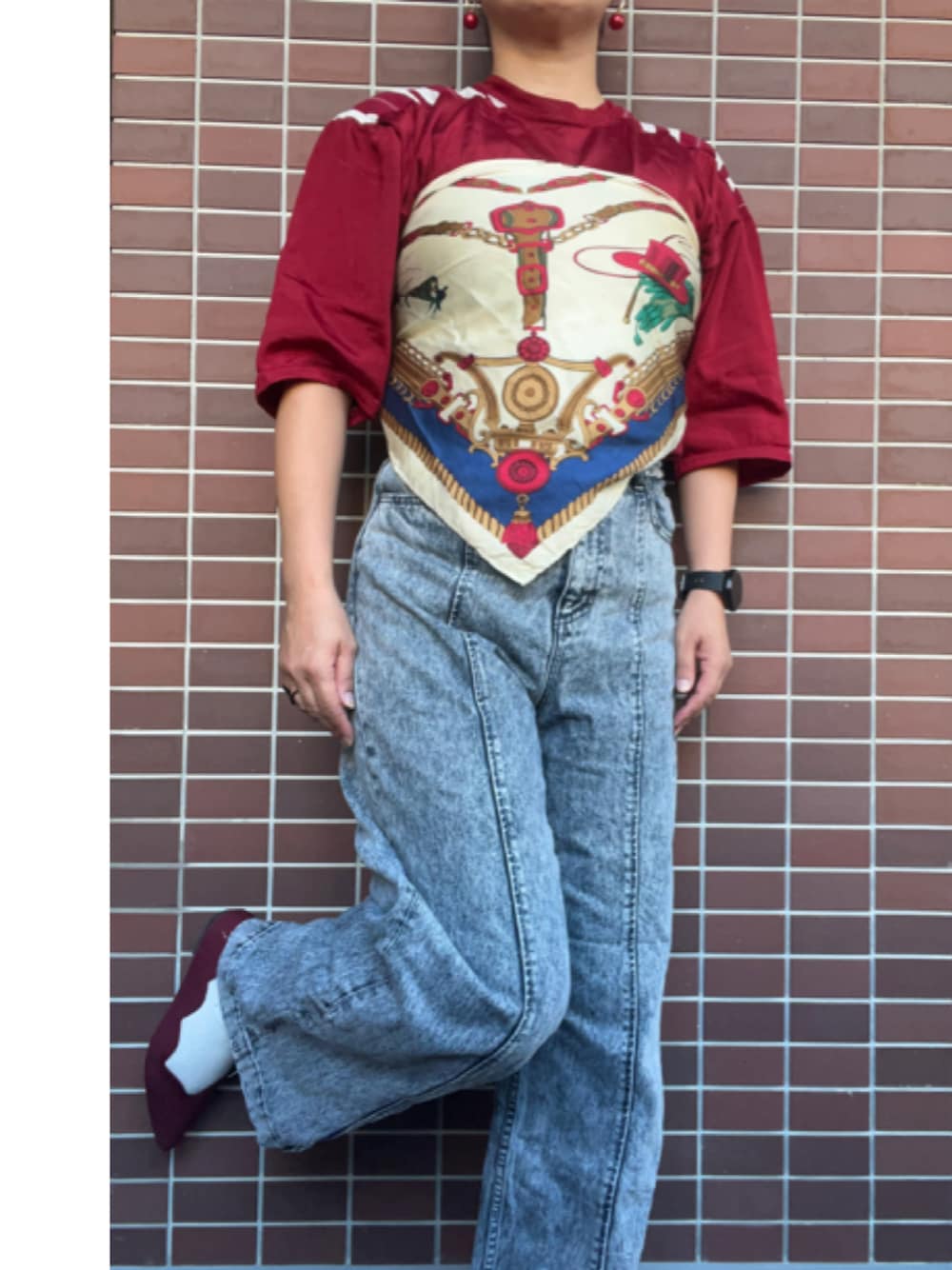 「大人カジュアル、秋コーデ、レイヤードスタイル、古着コーデ、古着、コットンパールピアス、スカーフ、スカーフアレンジ、ビスチェ、プルオーバー、ワイドデニム、ケミカルウォッシュ、ポインテッドトゥ、ペタンコパンプス」｜「Fabulousのアイテム（ピアス（両耳用）、レッド系）」を使った、猫山さん（レディース・161cm）の秋コーディネートの1枚目の写真