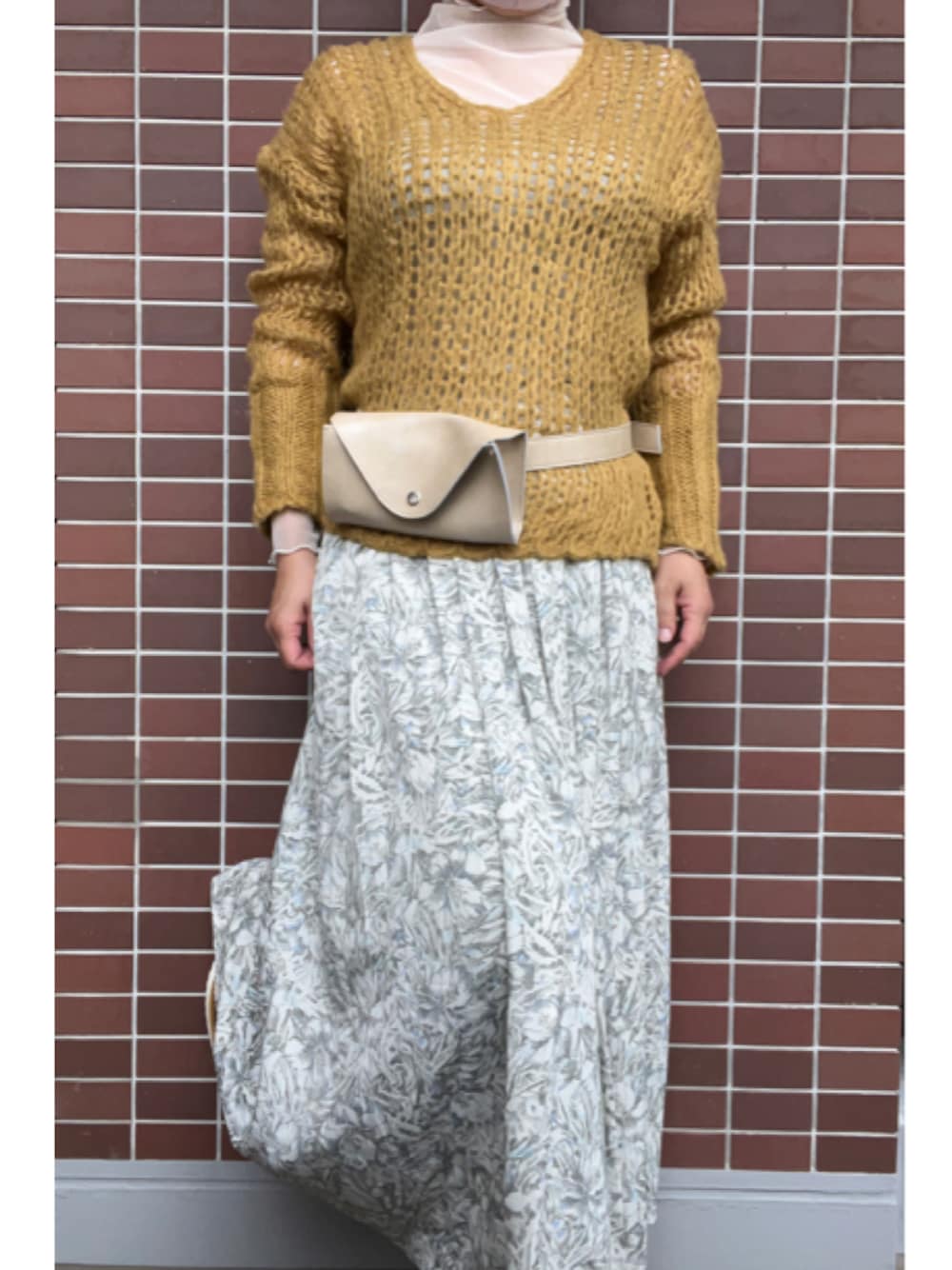 「大人カジュアル、秋冬コーデ、レイヤードスタイル、おおぶりピアス、メッシュニット、ニット、シアートップス、ウエストポーチ、柄スカート、花柄、花柄スカート、レースアップシューズ、厚底シューズ、オジ靴」｜「One's Bomuleのアイテム（ピアス（両耳用）、イエロー系）」を使った、猫山さん（レディース・161cm）の秋コーディネートの1枚目の写真