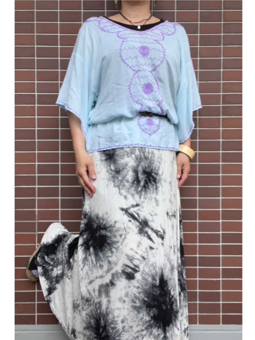 「大人カジュアル、夏コーデ、レイヤードスタイル、アジアン、古着コーデ、ゴールドアクセ、刺繍トップス、シアートップス、コンチョベルト、ロングスカート、マキシスカート、タイダイ柄、サンダル」｜「melo.のアイテム（ピアス（両耳用）、パープル系）」を使った、猫山さん（レディース・161cm）の春コーディネートの1枚目の写真