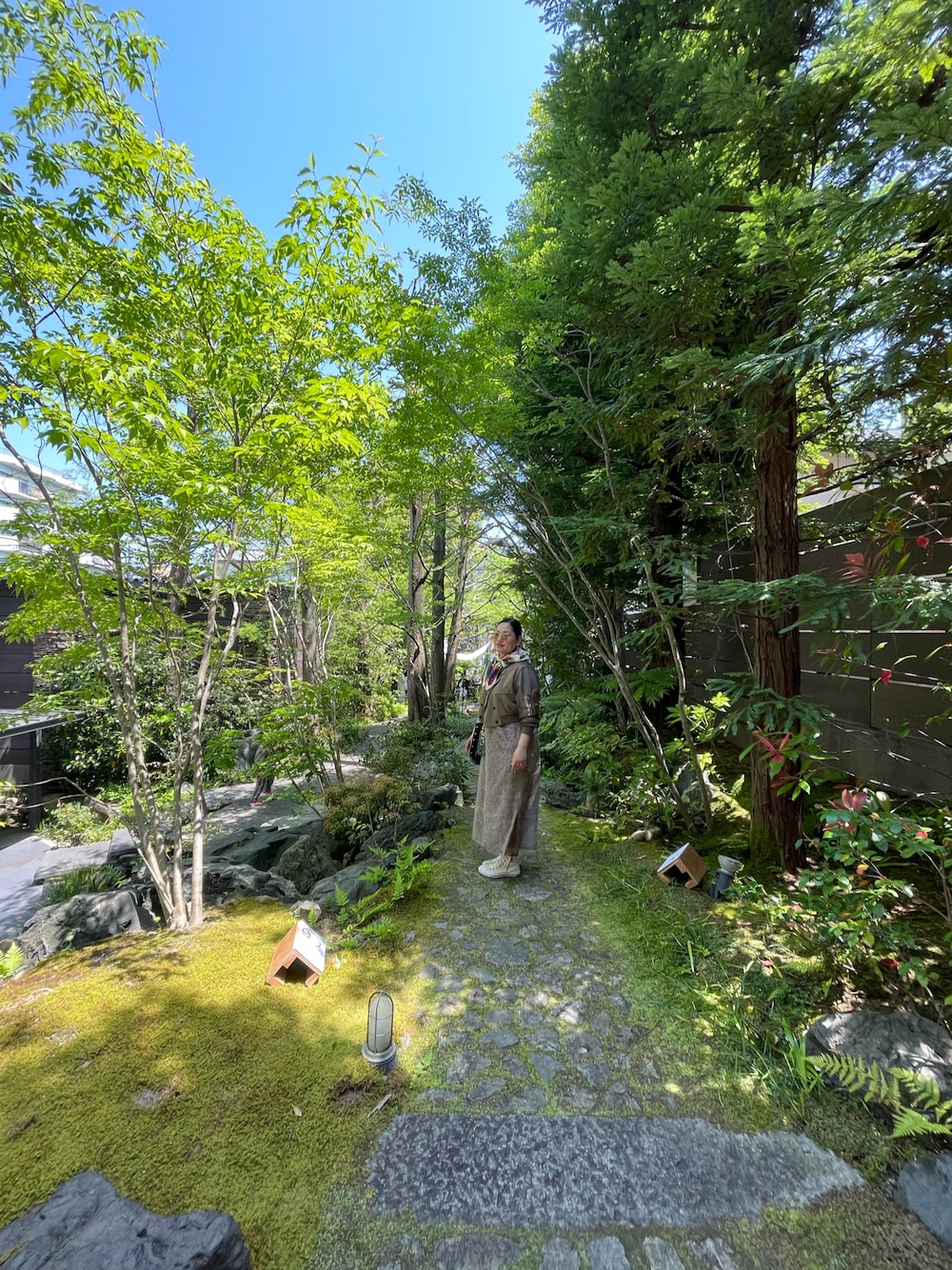 「大人カジュアル、春コーデ、レイヤードスタイル、レトロコーデ、スカーフ、サングラス、レザーアクセサリー、トレンチジャケット、メッシュ、キャミワンピ、シャギー、シアートップス、スクエアバッグ、ハイカットスニーカー、コンバース」｜「usedのアイテム（バンダナ/スカーフ、ベージュ系）」を使った、猫山さん（レディース・161cm）の春コーディネートの1枚目の写真