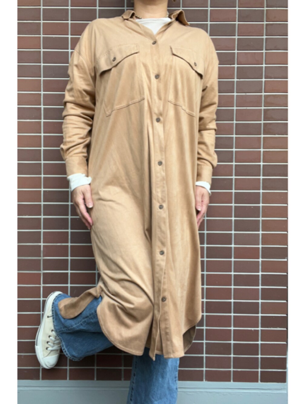 「大人カジュアル、春めき満開コーデ、シンプルコーデ、猫ピアス、シャツワンピ、ワンピース、スエード、デニム、デニムパンツ、UNIQLO、白スニーカー、コンバース、ハイカットスニーカー」｜「yuu.のアイテム（ピアス（両耳用）、オレンジ系）」を使った、猫山さん（レディース・161cm）の春コーディネートの1枚目の写真