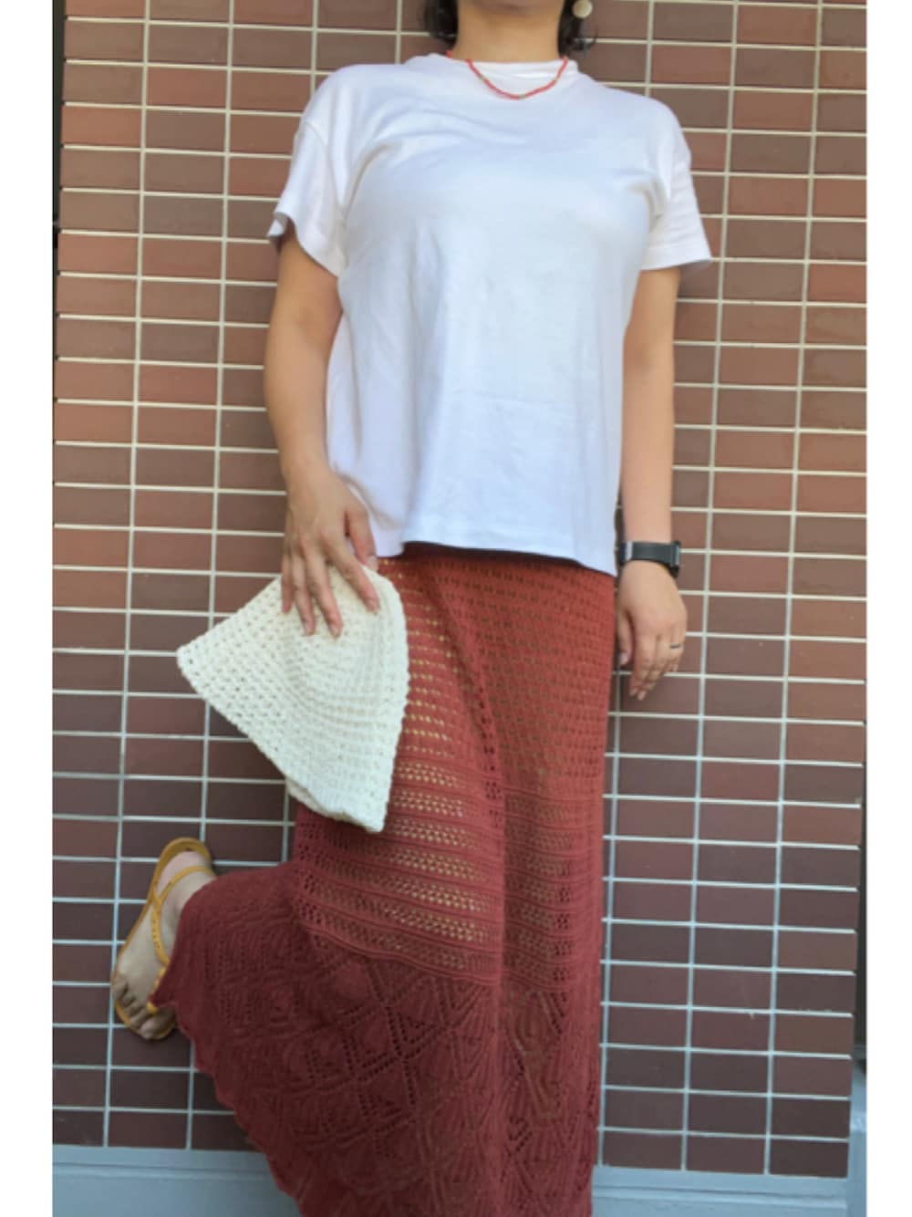 ホワイト系のTシャツ/カットソー、レッド系のスカート、イエロー系のスラックスを着用したレディースの夏コーディネートの1枚目の写真