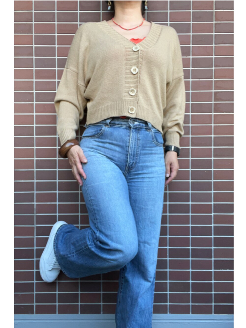 「大人カジュアル、春夏コーデ、シンプルコーデ、おおぶりピアス、ビーズネックレス、リネン、カーディガン、オレンジ、タンクトップ、バングル、デニム、デニムパンツ、UNIQLO、白スニーカー、VANS」｜「我が家のアイドルのお友達からのプレゼント🎁のアイテム（ピアス（両耳用）、ホワイト系）」を使った、猫山さん（レディース・161cm）の春コーディネートの1枚目の写真
