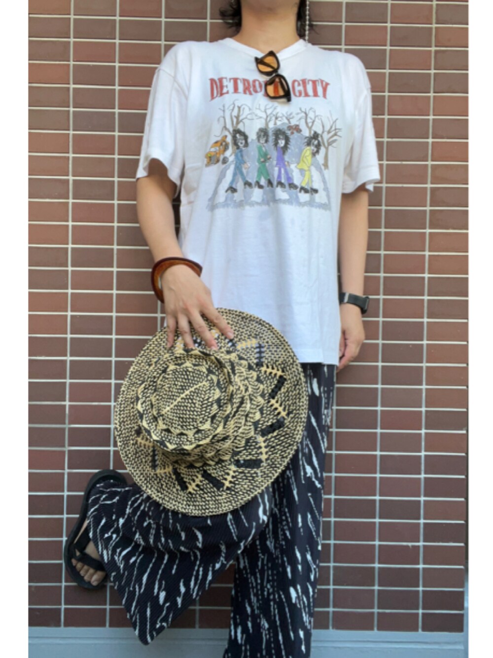 「大人カジュアル、夏コーデ、みんなの白Tフェス、シンフルコーデ、麦わら帽子、アシンメトリー、おおぶりピアス、サングラス、白Tシャツ、ロックT、プリントT、柄パンツ、プリーツパンツ、スポーツサンダル、スポサン」｜「KHRのアイテム（ピアス（片耳用）、レッド系）」を使った、猫山さん（レディース・161cm）の夏コーディネートの1枚目の写真
