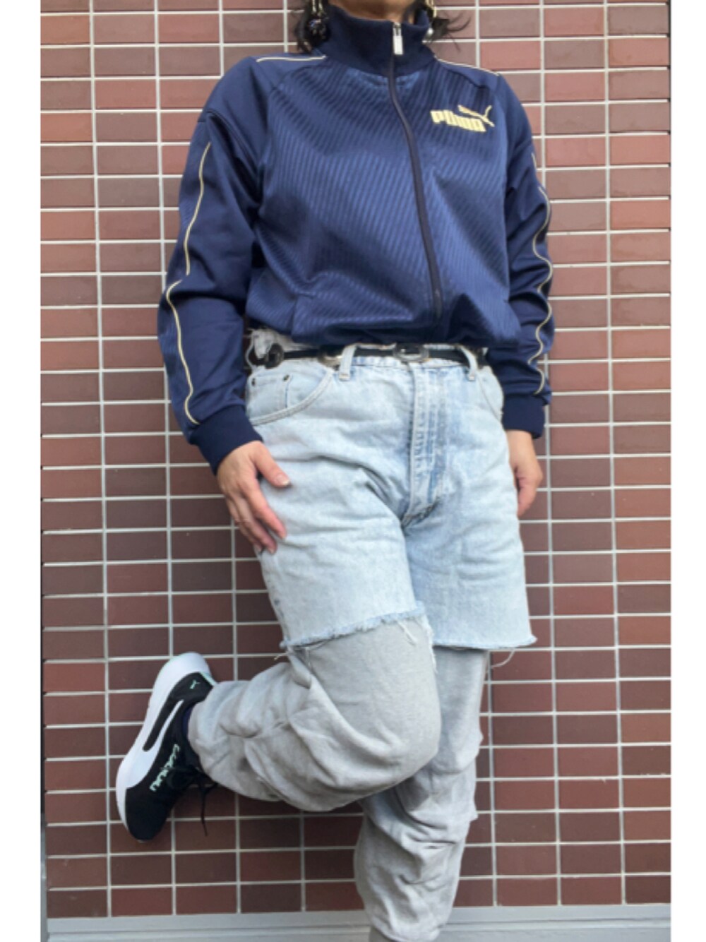 「大人カジュアル、冬コーデ、スポーツミックス、レイヤードスタイル、ニット帽、ロングピアス、MA-1、トラックジャケット、ジャージ、PUMA、コンチョベルト、デニム、ショートパンツ、スウェットパンツ、ジョガーパンツ」｜「COQULEのアイテム（キャップ、グレー系）」を使った、猫山さん（レディース・161cm）の冬コーディネートの1枚目の写真