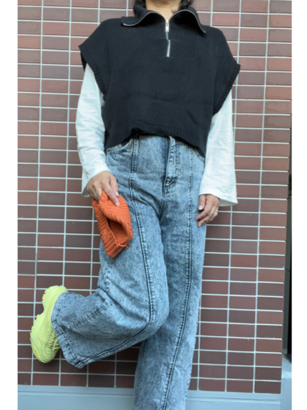 「大人カジュアル、秋コーデ、レイヤードスタイル、古着MIX、重ね着ベストシーズン、ニット帽、ハーフジップ、ベスト、ロンT、デニムパンツ、ケミカルウォッシュ、デニム、ダッドスニーカー、スニーカー、厚底スニーカー」｜「WEGOのWEGO/ダメージニットキャップ（ニットキャップ/ビーニー、オレンジ系）」を使った、猫山さん（レディース・161cm）の秋コーディネートの1枚目の写真