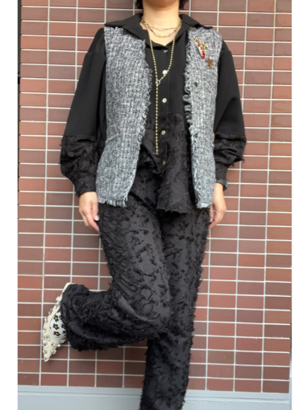 「大人カジュアル、春コーデ、春のおしゃ見えテクニック、春服みてみて、モノトーン、ゴールドアクセ、ブローチ、ツイード、ツイードベスト、セットアップ、ジャガード、シャツ、パンツ、ペタンコパンプス、ビジュー」｜「Fabulousのアイテム（イヤーカフ、ゴールド系）」を使った、猫山さん（レディース・161cm）の春コーディネートの1枚目の写真