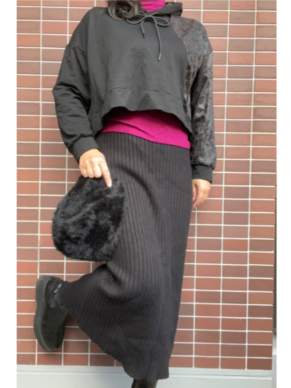 ブラック系のブーツ、ブラック系のパーカー、パープル系のTシャツ/カットソーを着用したレディースの冬コーディネートの1枚目の写真