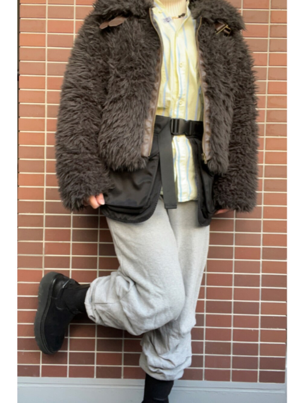 「大人カジュアル、真冬のあったかスタイル、古着MIX、サングラス、UNIQLO、タッセルピアス、ファージャケット、ナイロンベルト、ボディバッグ、ストライプシャツ、リブニット、スウェットパンツ、ジョガーパンツ、ショートブーツ、サイドゴアブーツ」｜「UNIQLOのアイテム（サングラス、ブラック系）」を使った、猫山さん（レディース・161cm）の冬コーディネートの1枚目の写真