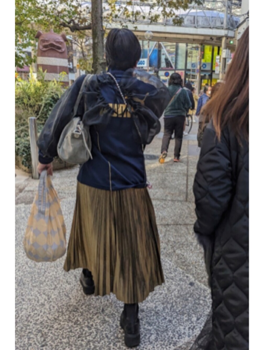 「大人カジュアル、秋コーデ、レイヤードスタイル、お出かけコーデ、古着MIX、牡蠣ピアス、付け袖、オーガンジー、トラックジャケット、PUMA、厚底ブーツ、ボストンバッグ、プリーツスカート、メタリックスカート、ショートブーツ」｜「プチプチ食堂あまずのアイテム（ピアス（両耳用）、その他）」を使った、猫山さん（レディース・161cm）の秋コーディネートの1枚目の写真