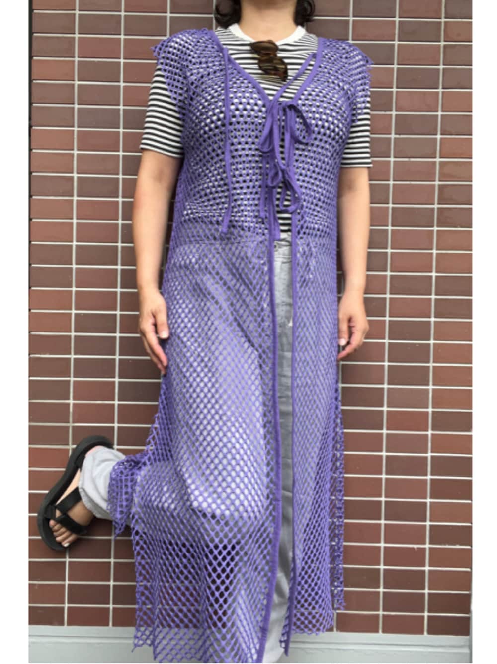 「大人カジュアル、初秋コーデ、秋服まるっと大公開、おおぶりピアス、ハート、メッシュ、ロングジレ、メッシュワンピ、ボーダー、リブT、デニム、カラーパンツ、カラーデニム、スポーツサンダル、スポサン」｜「Latticeのアイテム（サングラス、ブラウン系）」を使った、猫山さん（レディース・161cm）の秋コーディネートの1枚目の写真
