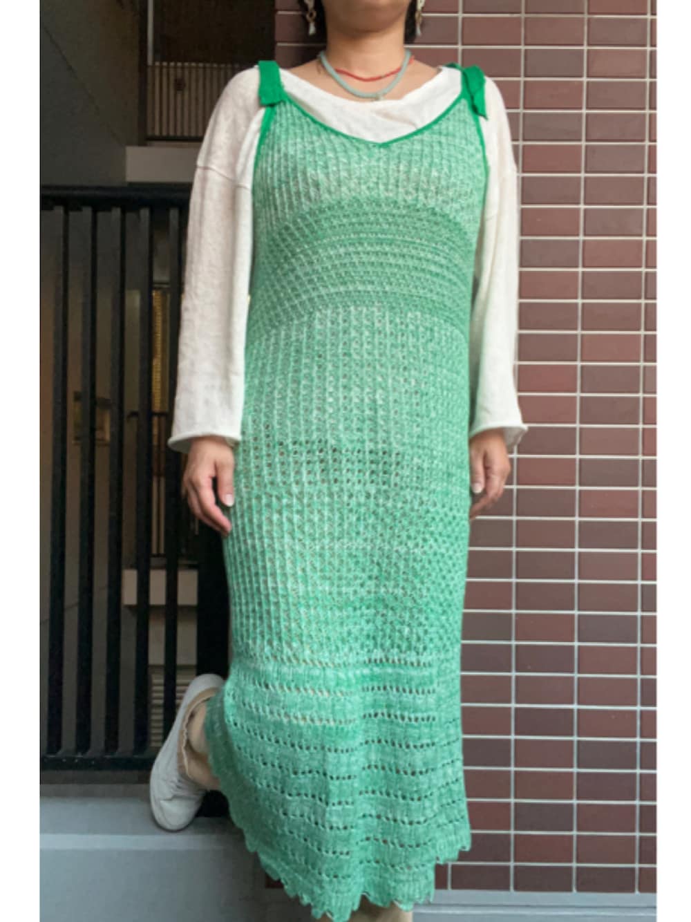 「大人カジュアル、春コーデ、レイヤードスタイル、ビタミンカラー、カラフルコーデ、おおぶりピアス、ビーズネックレス、キャミワンピ、クロシェ、シアートップス、ロンT、チノパン、白スニーカー、スニーカー」｜「我が家のアイドルのお友達からのプレゼント🎁のアイテム（ピアス（両耳用）、ホワイト系）」を使った、猫山さん（レディース・161cm）の春コーディネートの1枚目の写真
