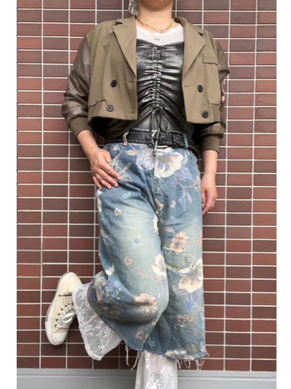 「大人カジュアル、春夏コーデ、レイヤードスタイル、フープピアス、チェーンネックレス、メッシュ、ショート丈ジャケット、ビスチェ、スタッズベルト、デニム、柄パンツ、カットオフデニム、レース、フレアレギンスパンツ、ハイカットスニーカー」｜「GOLDYのアッセンブル コイン チャーム ピアス（ピアス（両耳用）、シルバー系）」を使った、猫山さん（レディース・161cm）の夏コーディネートの1枚目の写真