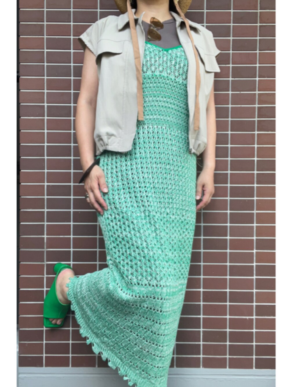 「夏コーデ、レイヤードスタイル、麦わら帽子、おおぶりピアス、サングラス、キャミワンピ、ノースリーブワンピース、ワンピース、短丈、ショート丈ジャケット、ブルゾン、バングル、ミュール、サンダル、夏セールで買いました」｜「ORIENTのORIENT オンライン（ハット、ブラウン系）」を使った、猫山さん（レディース・161cm）の夏コーディネートの1枚目の写真