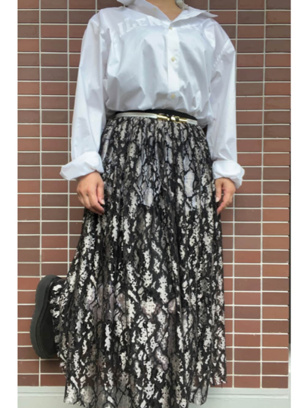 「大人カジュアル、春コーデ、レイヤードスタイル、モノトーン、プチプラ、おおぶりピアス、白シャツ、シャツ、シアースカート、レース、箔プリント、レザーパンツ、ショートパンツ、ハーフパンツ、サイドゴアブーツ」｜「blueta1のアイテム（ピアス（両耳用）、ブラック系）」を使った、猫山さん（レディース・161cm）の春コーディネートの1枚目の写真