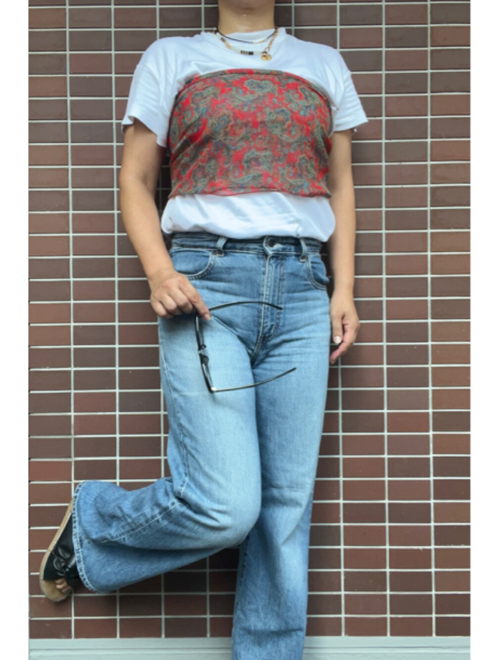「大人カジュアル、秋カラー、レイヤードスタイル、プチプラ、イヤーカフ、コットンパールピアス、ネックレス重ね付け、スカーフ、スカーフアレンジ、白Tシャツ、GU、デニムパンツ、デニム、UNIQLO、サンダル」｜「KHRのアイテム（イヤーカフ、ブラック系）」を使った、猫山さん（レディース・161cm）の秋コーディネートの1枚目の写真
