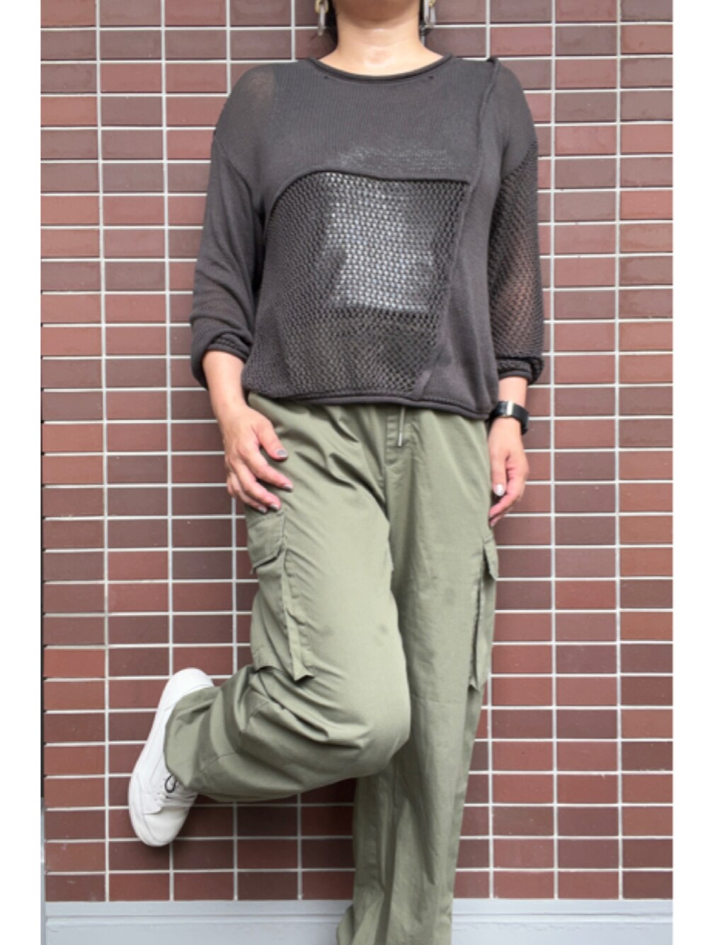 「大人カジュアル、夏コーデ、シンプルコーデ、プチプラ、おおぶりピアス、メッシュニット、メッシュ、透け感、タンクトップ、カーゴパンツ、GU、白スニーカー、スニーカー」｜「yuu.のアイテム（ピアス（両耳用）、ブルー系）」を使った、猫山さん（レディース・161cm）の夏コーディネートの1枚目の写真