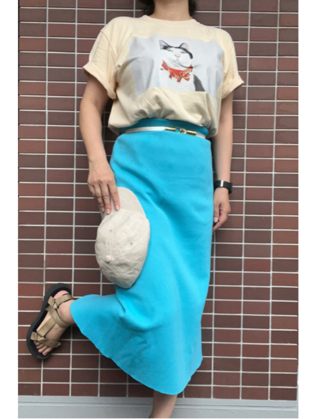 「大人カジュアル、夏コーデ、シンプルスタイル、大人かわいい、キャップ、シルバーアクセサリー、プリントT、Tシャツ、ゴムベルト、タイトスカート、カラースカート、スポーツサンダル、スポサン」｜「ORIENTのアイテム（キャップ、ベージュ系）」を使った、猫山さん（レディース・161cm）の夏コーディネートの1枚目の写真
