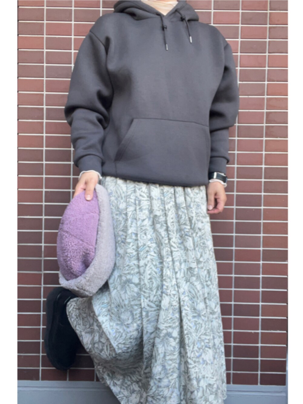 「大人カジュアル、春コーデ、春のおしゃ見えテクニック、甘辛mix、スポーツミックス、ボアキャップ、シルバーアクセサリー、パーカー、シアートップス、花柄、柄スカート、フレアスカート、ショートブーツ、サイドゴアブーツ」｜「ORIENTのアイテム（ニットキャップ/ビーニー、グレー系）」を使った、猫山さん（レディース・161cm）の春コーディネートの1枚目の写真