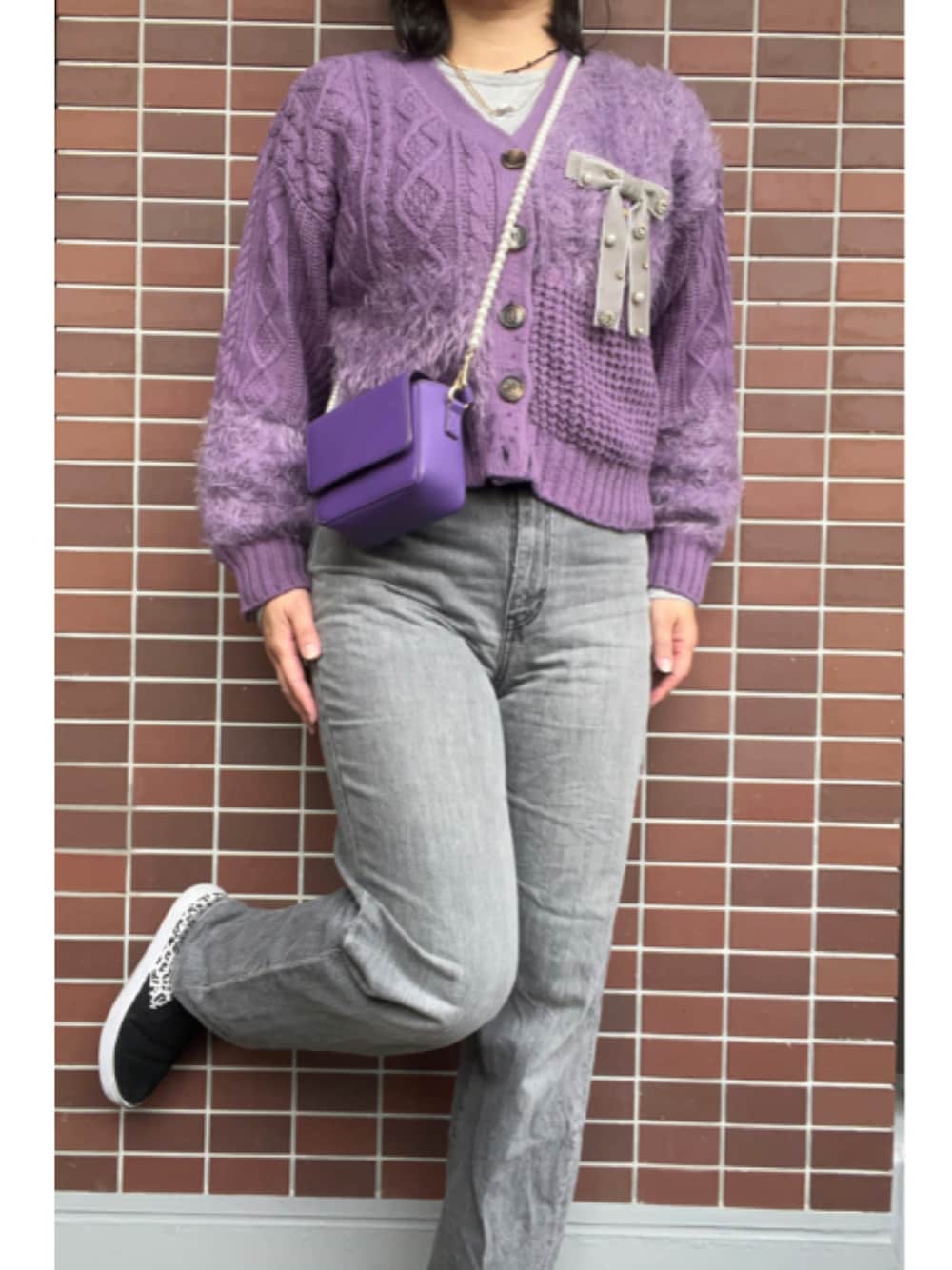 「冬コーデ、お出かけコーデ、シャギージャケット、ファージャケット、プチプラ、クリスマスに着たい服、ボア帽子、フープピアス、リボン、ブローチ、カーディガン、ラメトップス、ミニバッグ、デニム、デニムパンツ」｜「ORIENTのアイテム（ニットキャップ/ビーニー、グレー系）」を使った、猫山さん（レディース・161cm）の冬コーディネートの1枚目の写真