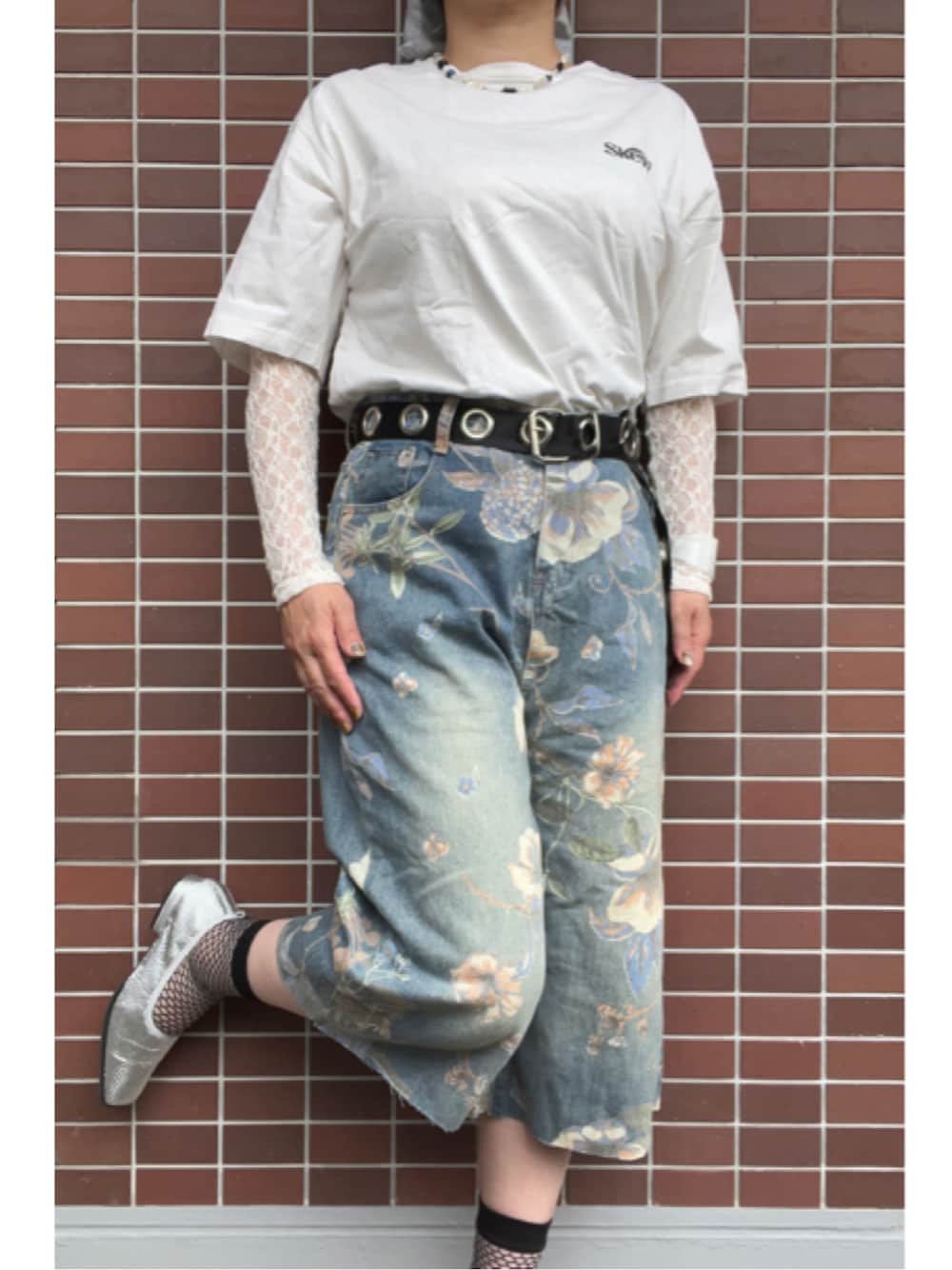 「春コーデ、最近のいい感じコーデ、プチプラ、リメイク、カスタム、レイヤードスタイル、スカーフ、おおぶりピアス、ビーズネックレス、バングル、ロゴT、レース、シアートップス、カットオフデニム、ペタンコパンプス」｜「@miiho＿filmのアイテム（バンダナ/スカーフ、その他）」を使った、猫山さん（レディース・161cm）の春コーディネートの1枚目の写真