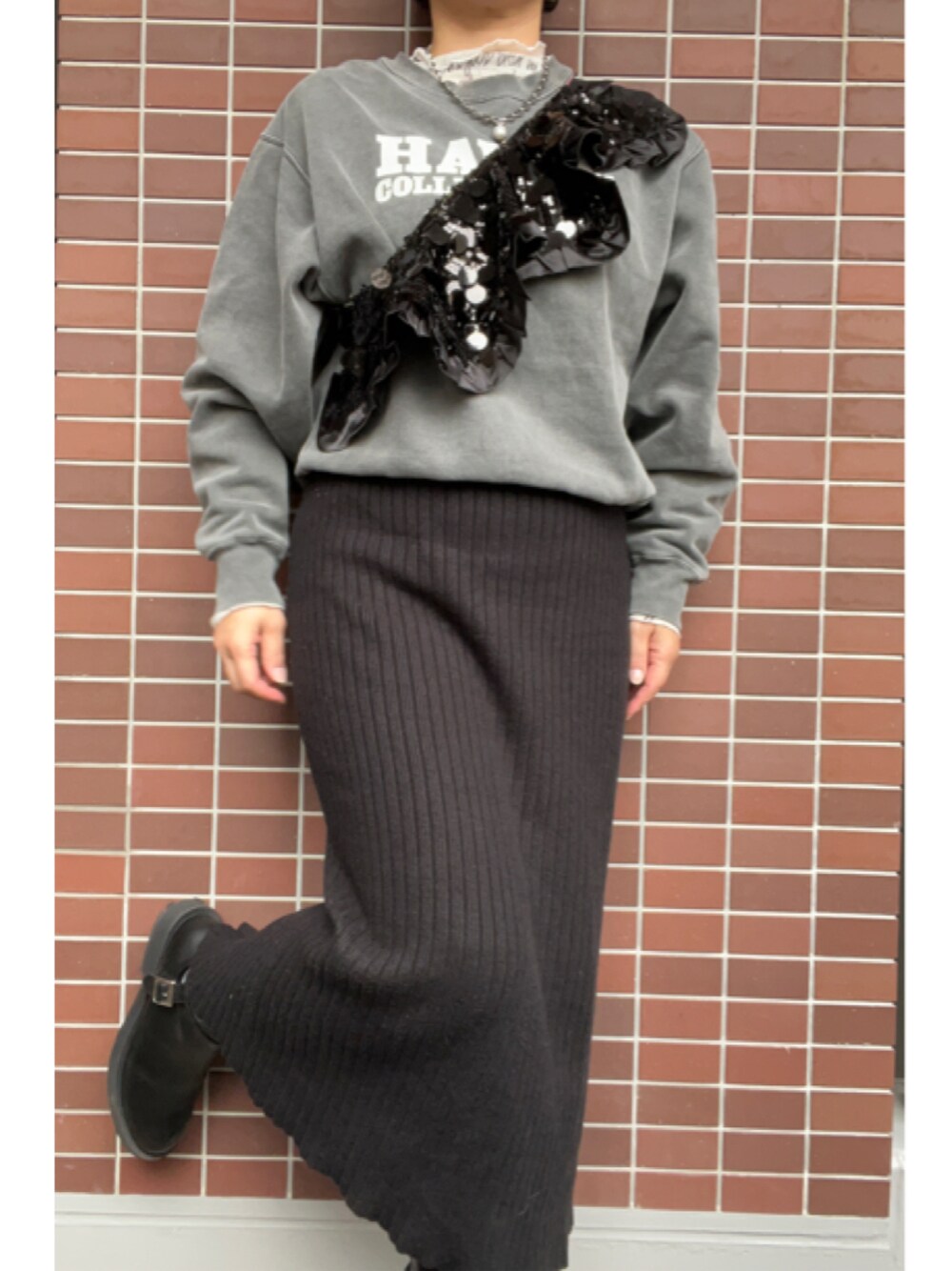 「大人カジュアル、モノトーン、ヘアアクセ、ワイヤーターバン、シルバーアクセサリー、つけ襟、スパンコール、ロゴスウェット、スウェット、シアートップス、タイトスカート、ニットスカート、ロングブーツ、ジョッキーブーツ、ブーツ」｜「KHRのアイテム（ヘアバンド、グリーン系）」を使った、猫山さん（レディース・161cm）の冬コーディネートの1枚目の写真