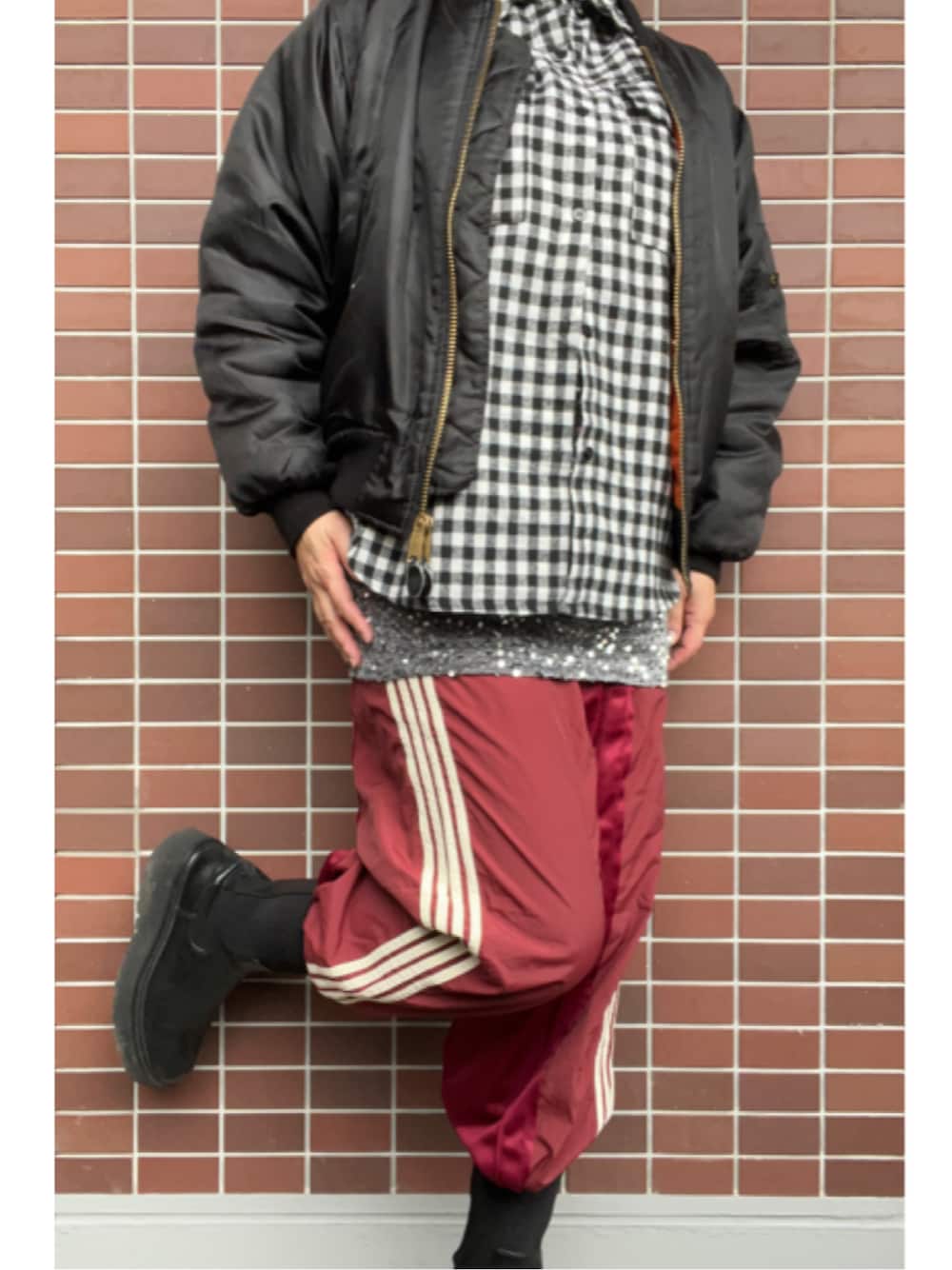 「大人カジュアル、レイヤードスタイル、スポーツミックス、冬コーデ、MA-1、ネルシャツ、ブロックチェック、ハイネック、スパンコール、スパンコールスカート、トラックパンツ、ジャージ、サイドゴアブーツ、ショートブーツ」｜「boncla.madeのアイテム（イヤーカフ、ブラック系）」を使った、猫山さん（レディース・161cm）の冬コーディネートの1枚目の写真