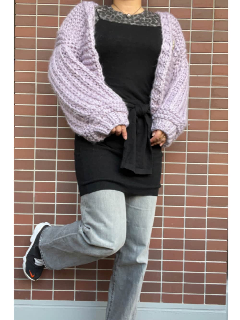 ブラック系のその他シューズ、パープル系のカーディガン/ボレロ、ブラック系のニット/セーターを着用したレディースの冬コーディネートの1枚目の写真